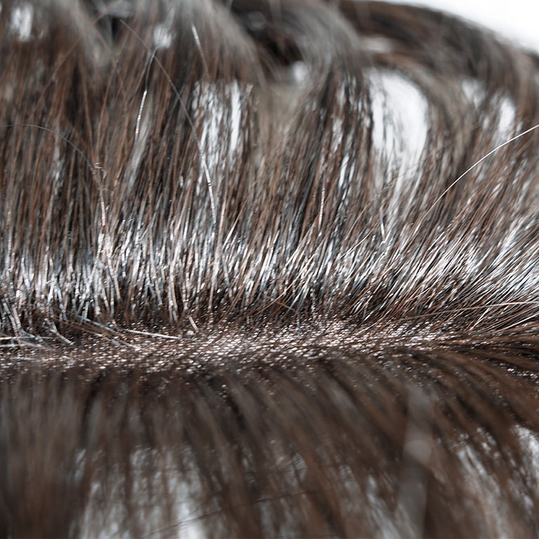 ウィッグ感が出てしまうような人工的な艶にならないように単色ではなく3色をミックスさらに太さも2種類ミックスして自然な質感に