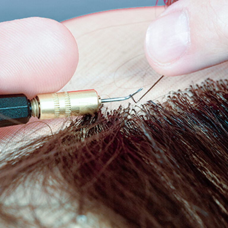 1台ずつ1本1本を丁寧に手植え。機械の編み込みに比べて生え際の質感が極めて自然に。