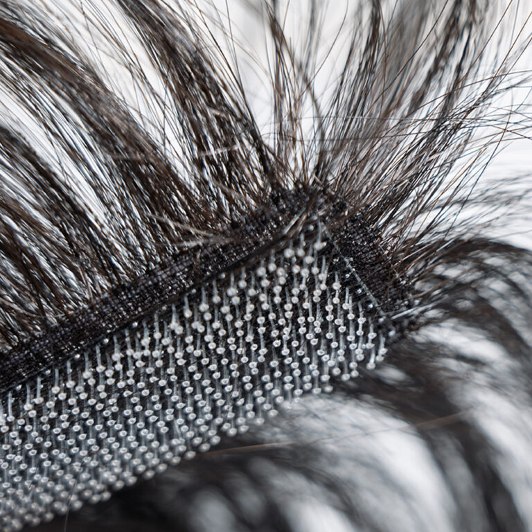 前髪部分から利用できるよう、髪をかきあげた時の境目にも違和感がないように裏側にも植毛。