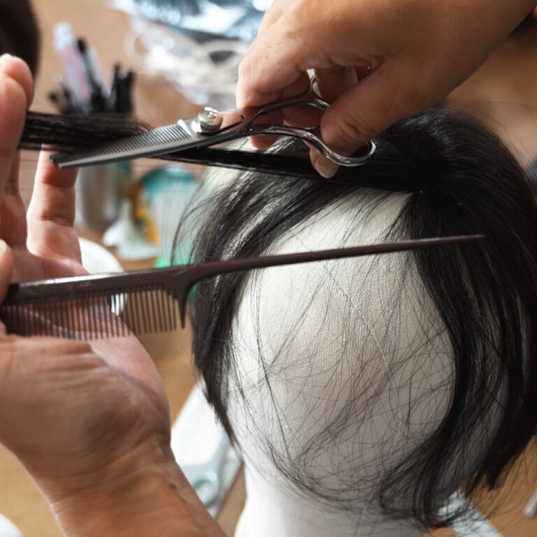 ウィッグを扱っている美容師が監修したカット技法で機械では生み出せない自然な仕上がり。